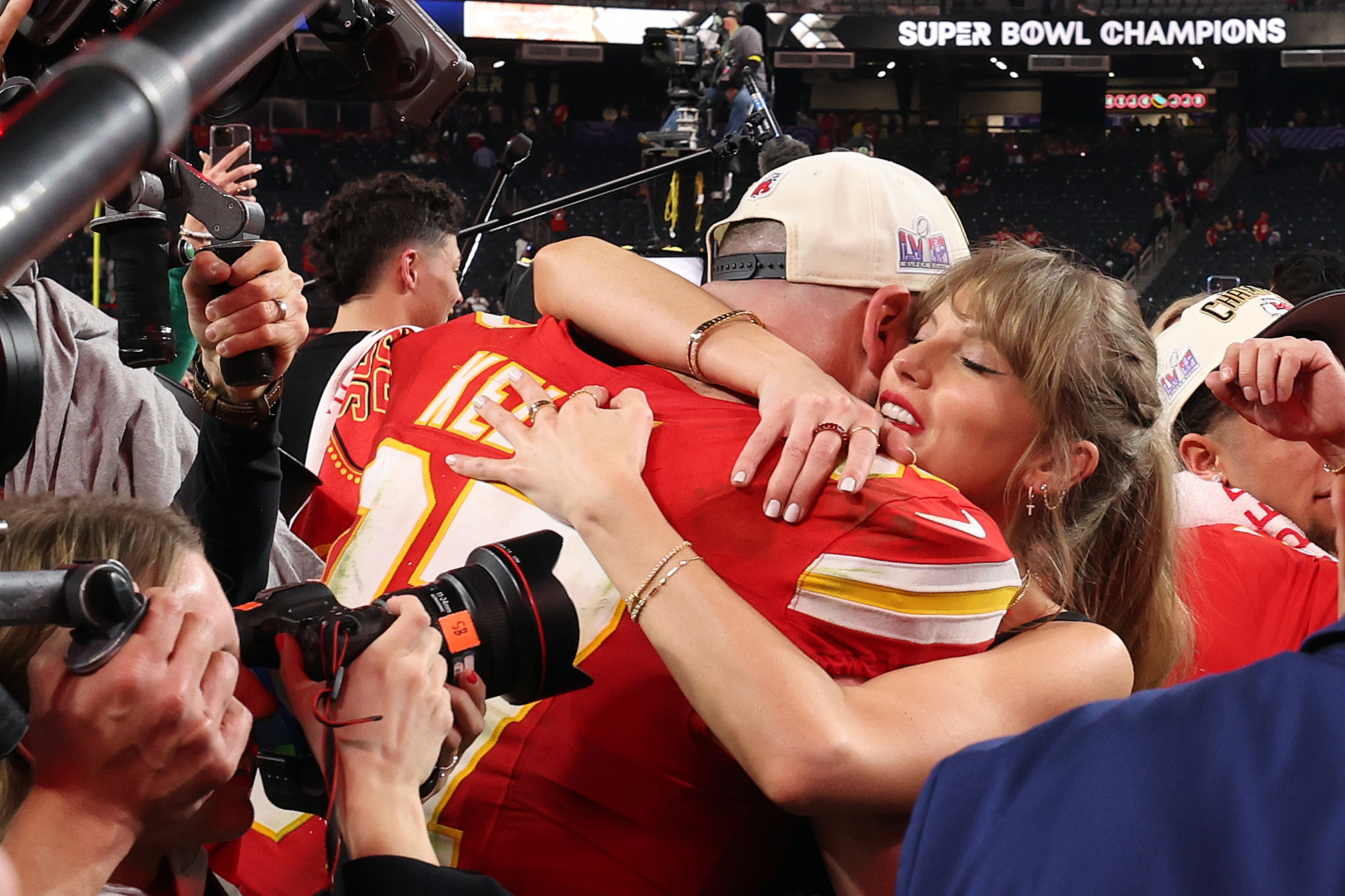 Travis Kelce hugs Taylor Swift